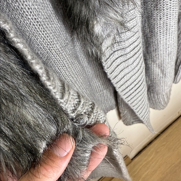 a.n.a Gray Knit Cardigan Sweater with Removable Faux Fur Trim Size 2X - Picture 3 of 7